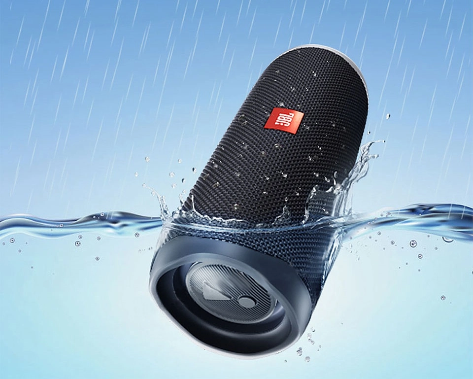 اسپیکر ضدآب و بلوتوثی جی‌بی‌ال JBL؛ مقاوم در برابر ضربه و شرایط سخت؛ مناسب سفر، کمپینگ و استفاده در فضای باز؛ خرید تکی و عمده از نمایندگی هیوارو